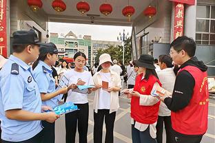 手感冰凉！小贾巴里-史密斯半场8投仅1中拿到3分7板 正负值-13